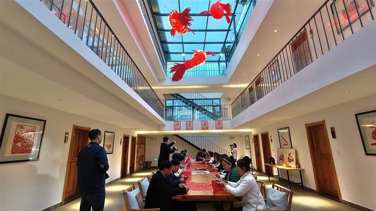 剪下生花，纸上传承：洛阳剪纸艺术研究会重渡沟溪上鹊鸣民宿共舞非遗之美